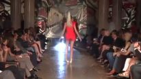 Hot Model Fails Runway Walk موقف محرج لعارضة ازياء تسقط على الارض
